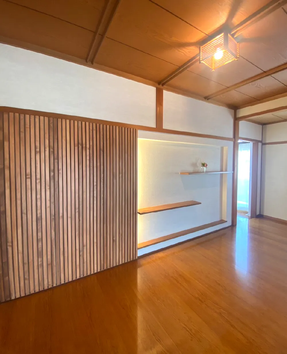 マンションのリノベーションの施工例：木調の明るいリビング